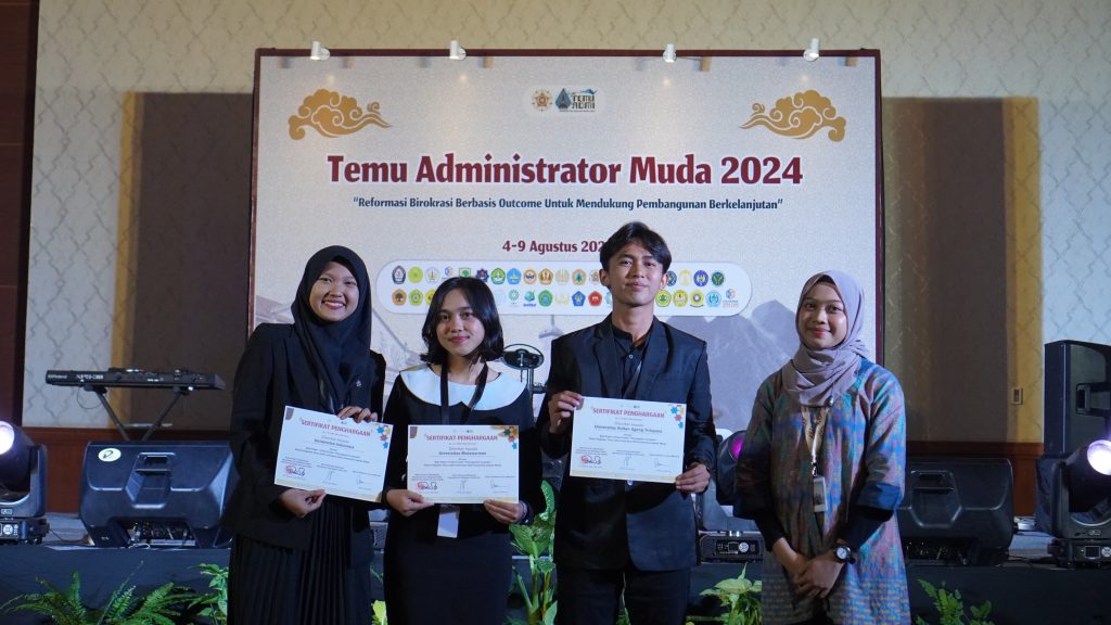 Dari kiri ke kanan: Juara I Paper dari Univ. Indonesia, Juara III Paper dari Unmul, Juara II Paper dari Universitas Jenderal Soedirman